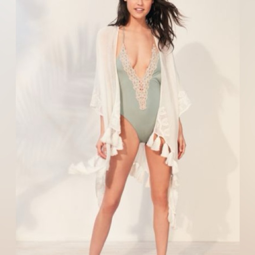 Kimchi Blue- coverup- Embroidered Scalloped Ruana Poncho- ivory